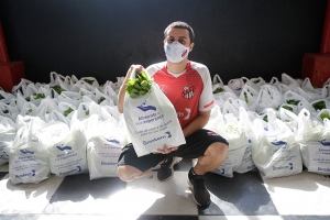 Braskem doa uma tonelada de hortaliças em Santo André e Mauá