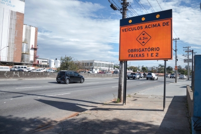 Prefeitura de Santo André reduz altura para passagem de veículos sob o viaduto Adib Chammas