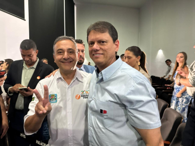 Prefeito Guto Volpi e governador Tarc&iacute;sio de Freitas em cerim&ocirc;mia de assinatura de Conv&ecirc;nios com Munic&iacute;pios Tur&iacute;sticos Paulistas