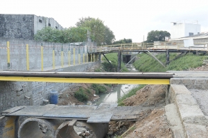 Santo Andr&eacute; constr&oacute;i passarela com materiais reutilizados
