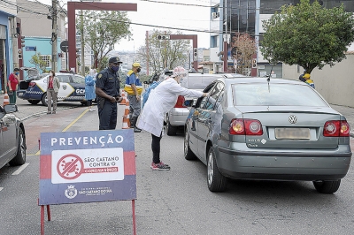 Equipe de saúde mede a temperatura nos bloqueios de trânsito