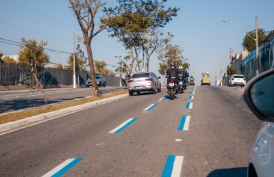 Modelo in&eacute;dito em S&atilde;o Bernardo, Faixa Azul refor&ccedil;a mais mobilidade e seguran&ccedil;a vi&aacute;ria para motociclistas e motoristas