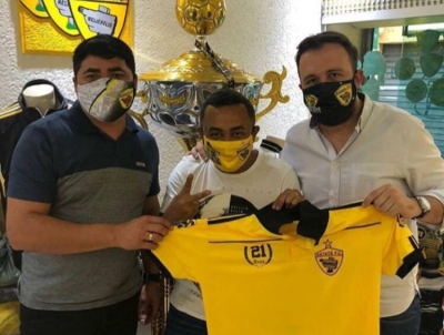 Nunes Peixeiro, o presidente Jonas e Sodré na sede do Ratatá FC