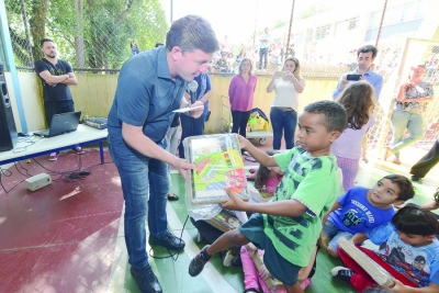 São Bernardo inicia entrega de material escolar