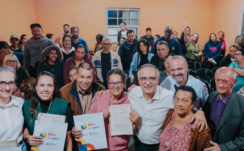 Moradores do Capelinha, em São Bernardo, recebem escritura após 40 anos de espera