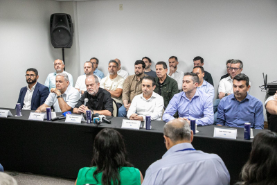 Prefeito concedeu entrevista coletiva com grande apoio dos vereadores