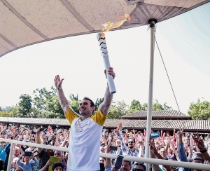 Tocha Ol&iacute;mpica leva milhares de pessoas &agrave;s ruas de S&atilde;o Caetano