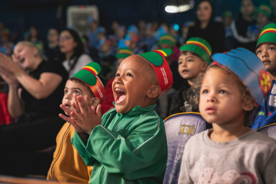 J&eacute;ssica Roberta leva 500 crian&ccedil;as de institui&ccedil;&otilde;es para sess&atilde;o exclusiva do Circo Patati Patat&aacute;