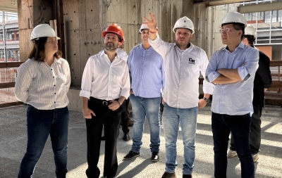 Prefeito Taka Yamauchi, Secretária de Obras Melissa Duaik, Secretário de Educação Felipe Sigollo e representantes da construtora durante visita ao Quarteirão da Educação em janeiro deste ano.