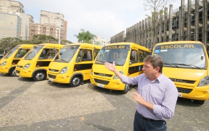 Rede municipal de ensino recebe cinco novos &ocirc;nibus acess&iacute;veis