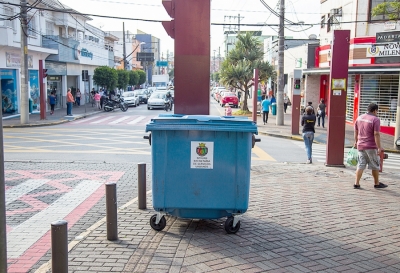 Cidade recebe 100 novas lixeiras