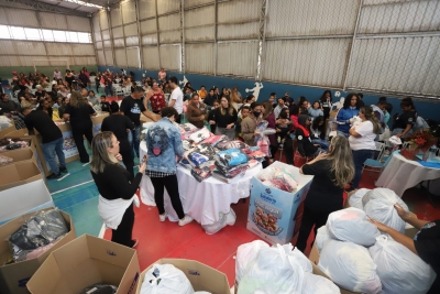 Primeira entrega de itens de frio distribuiu cerca de 7 mil peças para 100 famílias