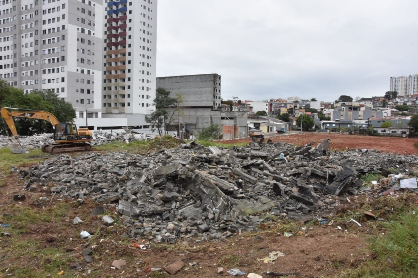 Santo André realiza demolição de prédios abandonados para criação de área