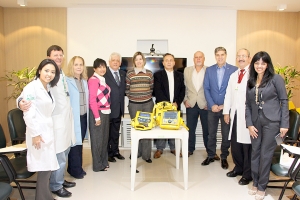 Multinacional doa desfibriladores para a Faculdade de Medicina do ABC