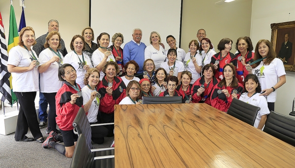 Prefeito de S&atilde;o Caetano recebe delega&ccedil;&atilde;o medalhista da Terceira Idade