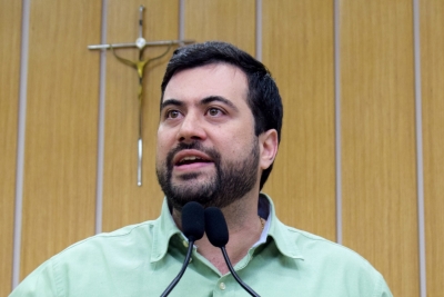 C&eacute;sar Oliva prop&otilde;e inclus&atilde;o do s&iacute;mbolo da fibromialgia em placas de atendimento priorit&aacute;rio