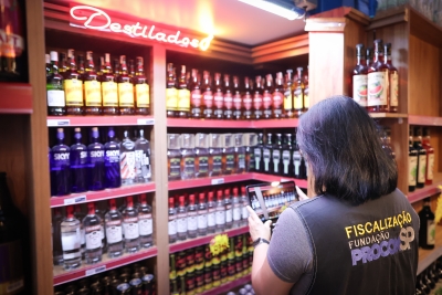 For&ccedil;a-tarefa do Governo de SP apreende mais de mil garrafas de bebidas com r&oacute;tulos trocados em Diadema