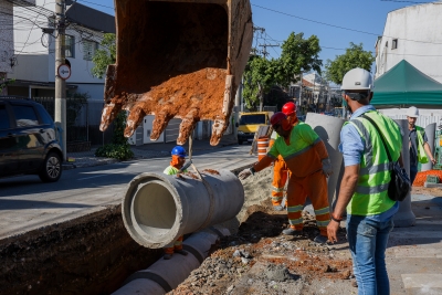 Auricchio vistoria obras de combate a enchentes do ReFundação