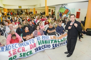 Marinho entrega t&iacute;tulos de regulariza&ccedil;&atilde;o fundi&aacute;ria a moradores do Jardim dos Qu&iacute;micos