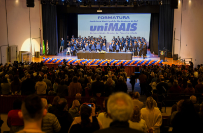 UniMais forma mais de 100 alunos em cerim&ocirc;nia no Teatro Paulo Machado, em S&atilde;o Caetano