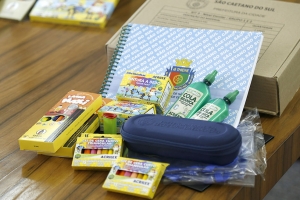 Alunos da rede municipal recebem kits de material escolar