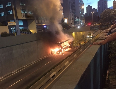 Santo André: ônibus pega fogo na Perimetral