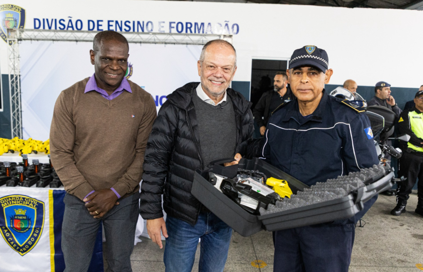 Prefeitura de São Caetano entrega armas de choque, espargidores químicos e uma motocicleta para a GCM