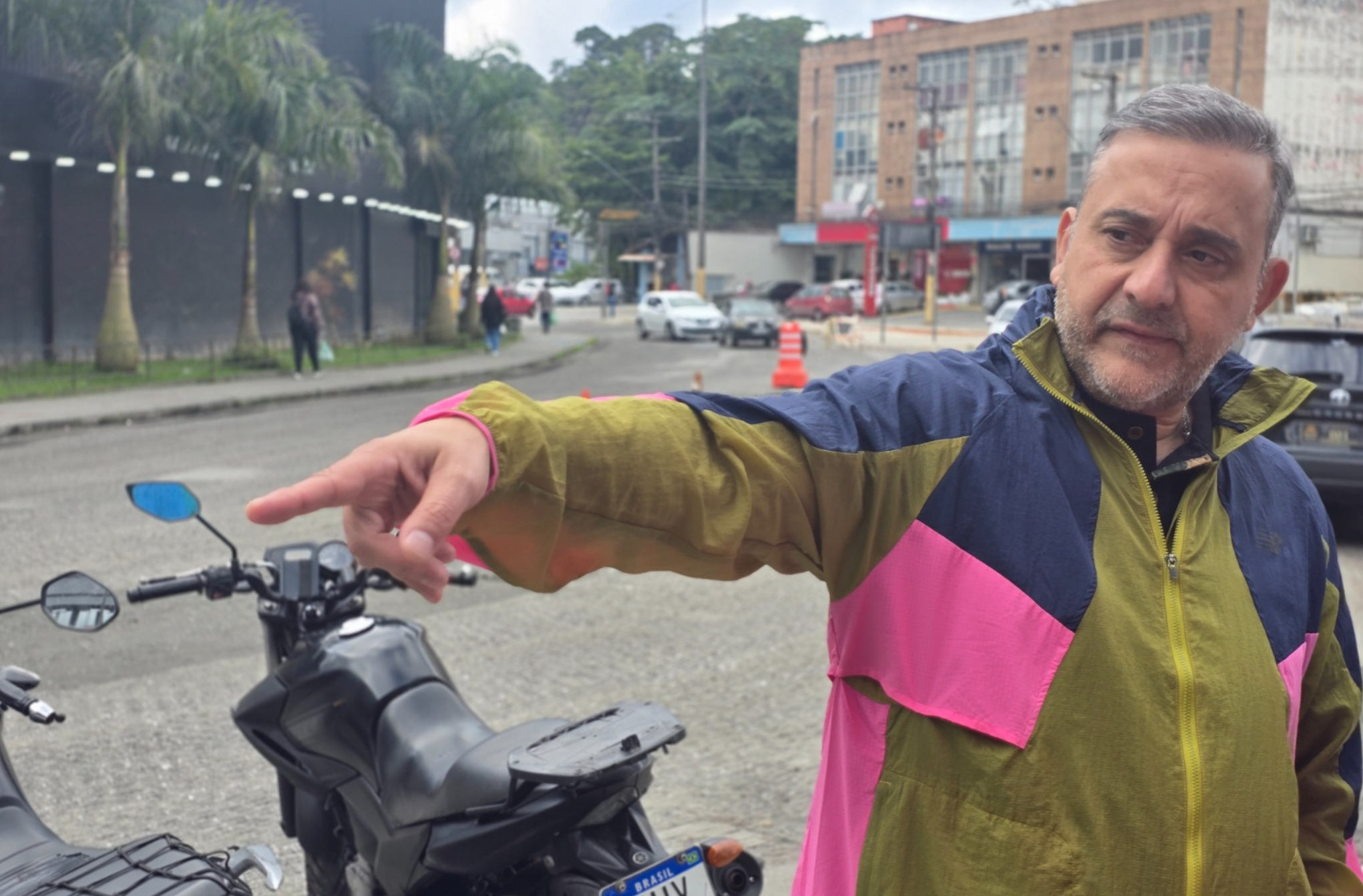Prefeito Guto Volpi vistoria andamento de obras em diferentes regiões de Ribeirão Pires
