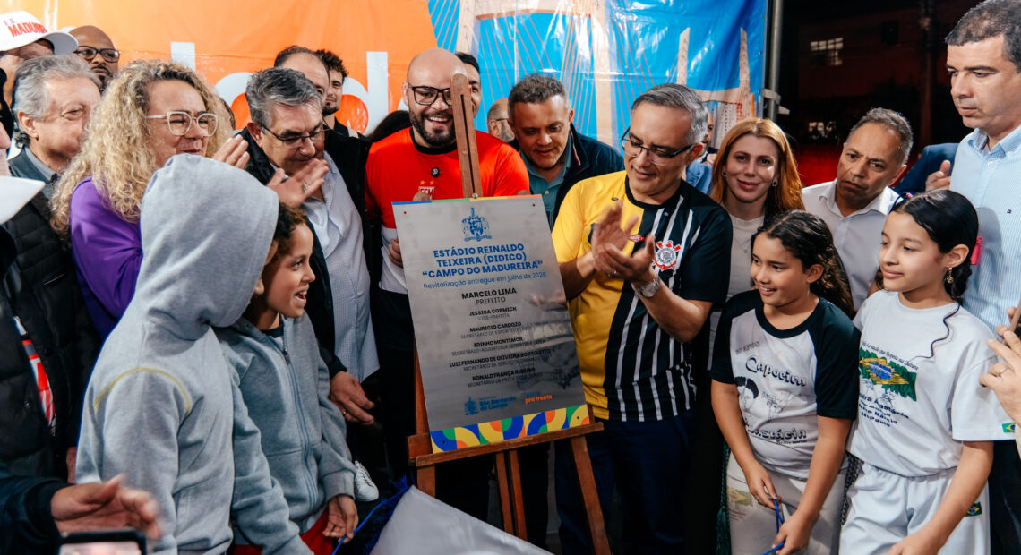 Marcelo Lima entrega campo do Madureira com gramado sintético e iluminação em LED