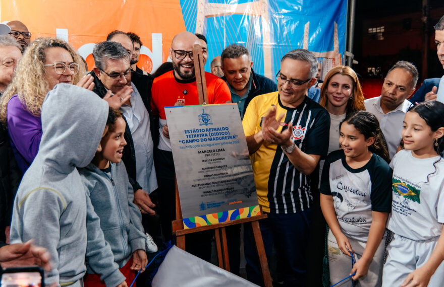 Marcelo Lima entrega campo do Madureira com gramado sintético e iluminação em LED